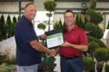 Growers Group chair John Mantel (left) presents Sheridan Nureries’ Rob Naraj with a certificate for their winning entry.