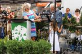 Tony DiGiovanni (right) accepts the Green for Life Distinction Award Industry from Lindsay Drake Nightingale.