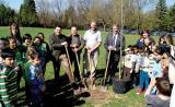 The Golden Horseshoe Chapter’s move to build community relationships was popular with the students at King’s Road Elementary School in Burlington. The Chapter organized a tree planting day as part of Arbor Day. In photo Chapter board members Fiore Zenone and Tim Cruickshanks are joined by the students and staff of the school along with Burlington mayor Rick Goldring and councillor Rick Craven.