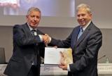 Kopperts Managing Director Paul Koppert presents Willem Ravensberg, President of IBMA, with renewed edition of Knowing and Recognizing.